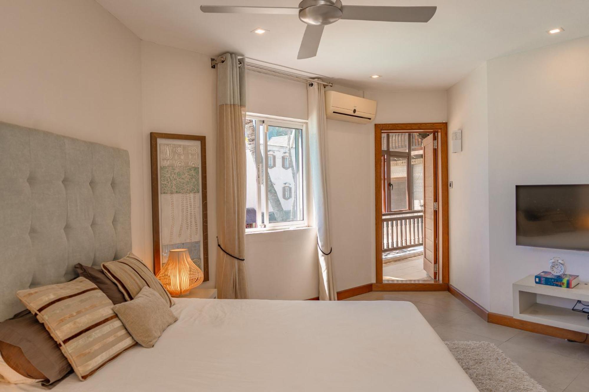Beachfront Luxurious Stunning Sunset Boulevard Apartment, Grand Baie Exteriör bild